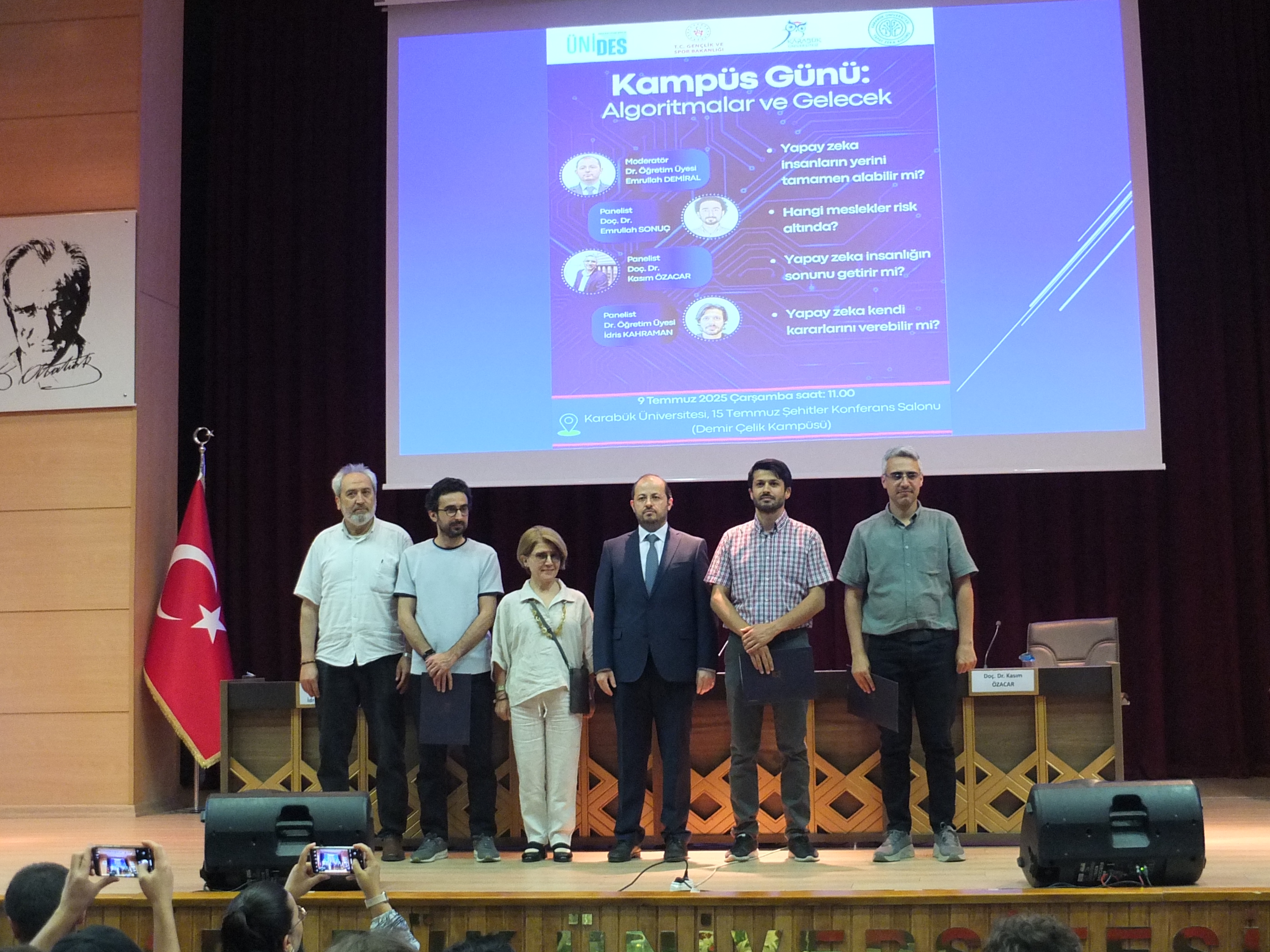MYO Kapısında Toplu Fotoğraf 1