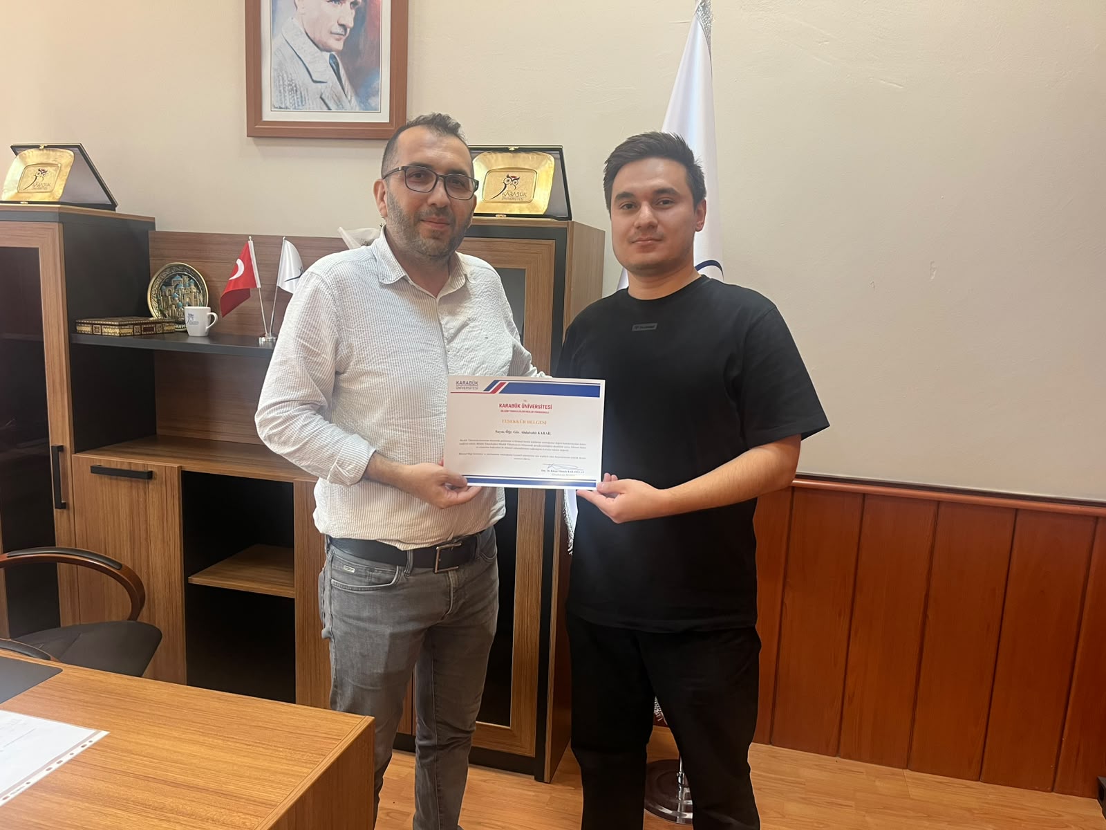 Akademik çalışmalara teşekkür sertifikası takdimi