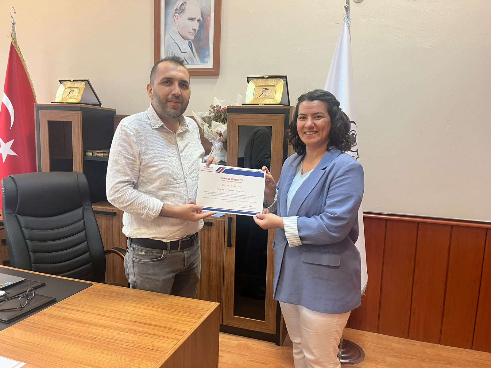 Akademik çalışmalara teşekkür sertifikası takdimi