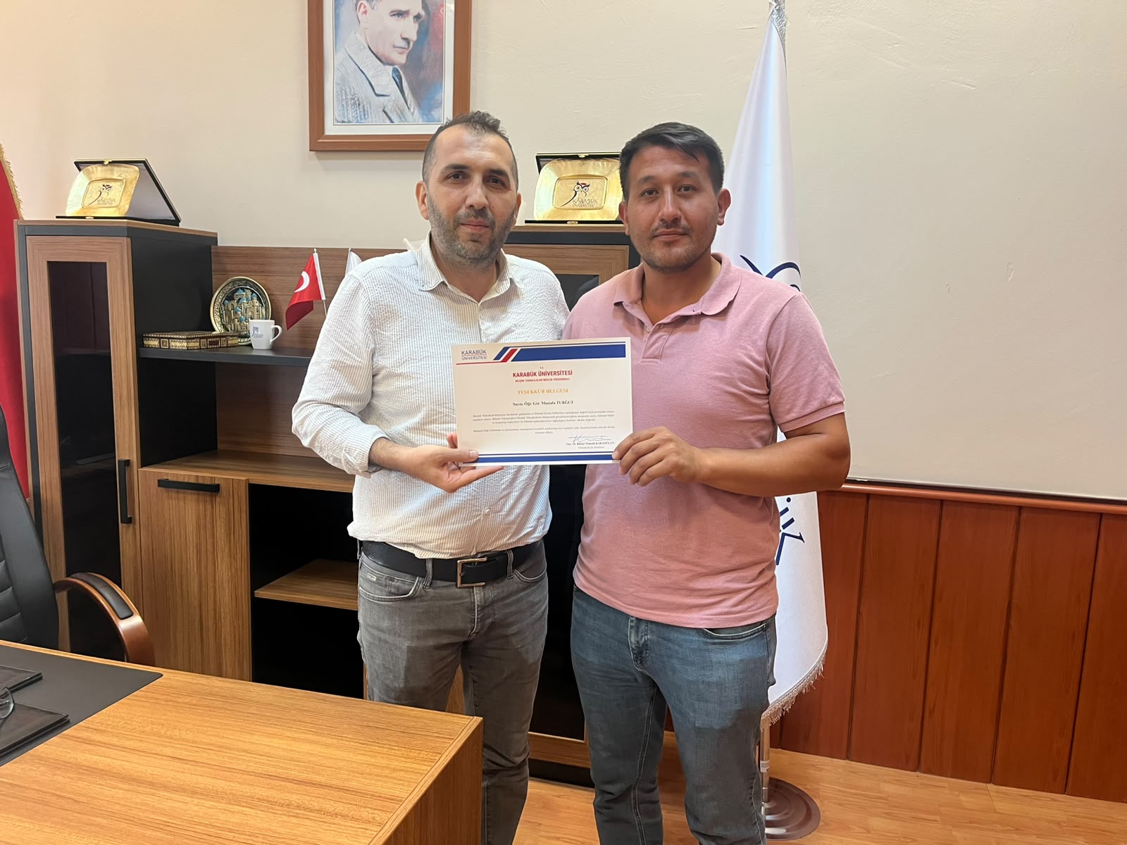 Akademik çalışmalara teşekkür sertifikası takdimi