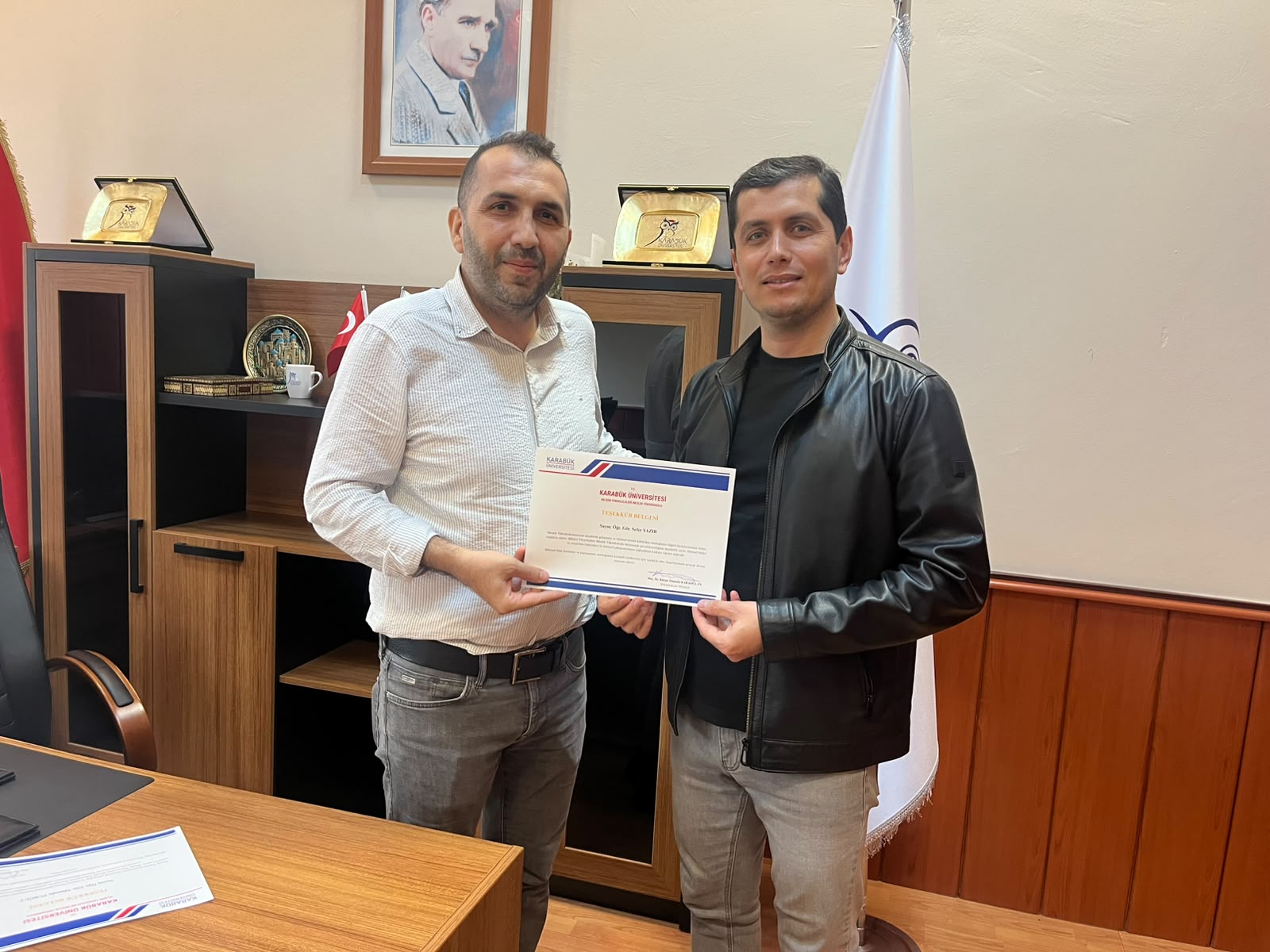 Akademik çalışmalara teşekkür sertifikası takdimi